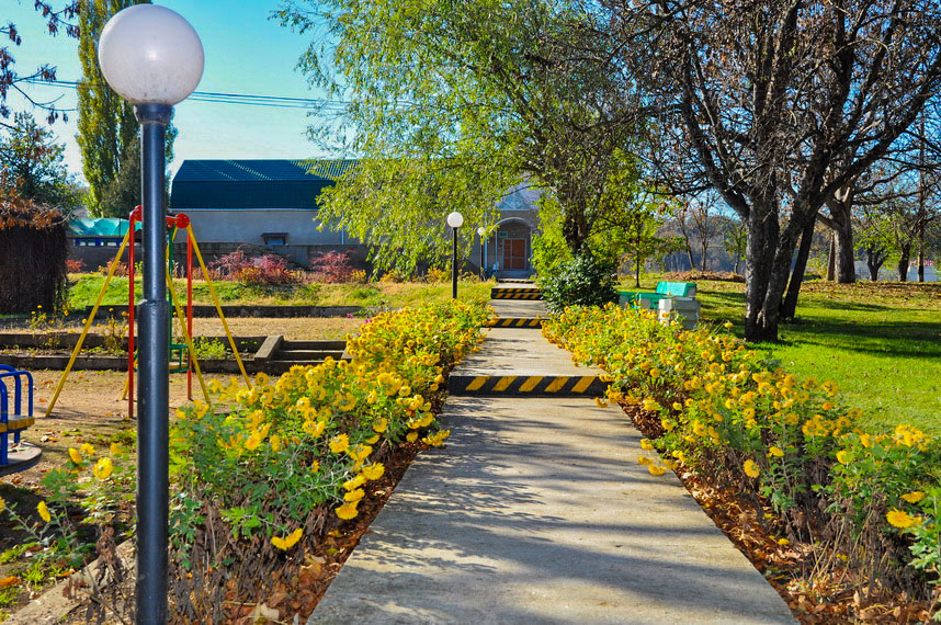 Детская площадка в санатории Джинал в городе Кисловодске - фотография