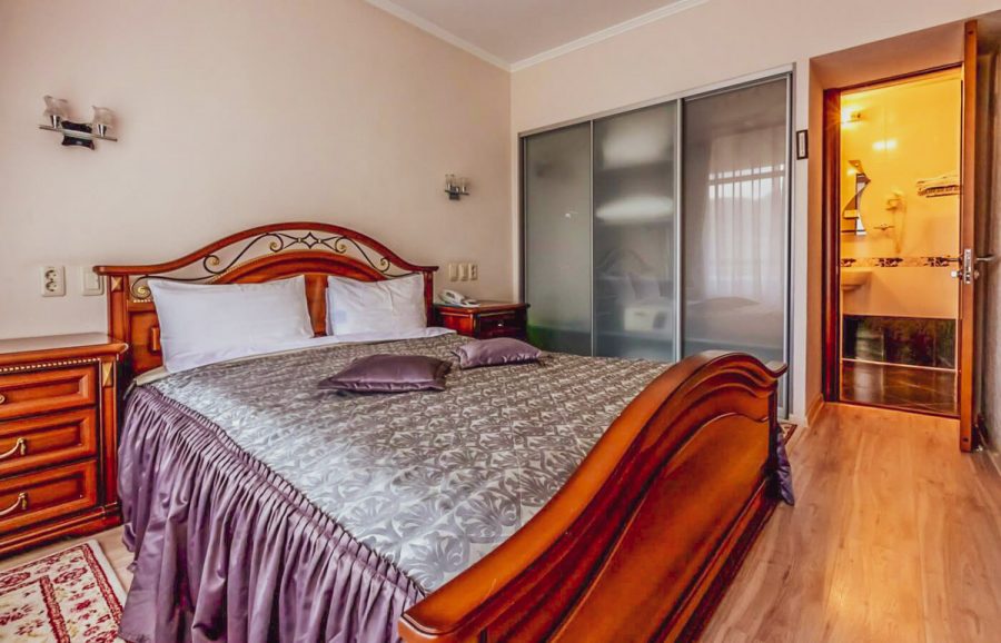 Номер двухместный двухкомнатный дабл премиум в санатории Джинал в городе Кисловодске - фотография