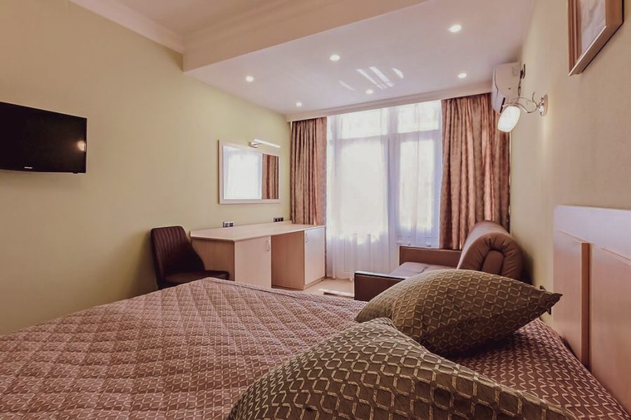 Номер двухместный дабл комфорт в санатории Джинал в городе Кисловодске - фотография