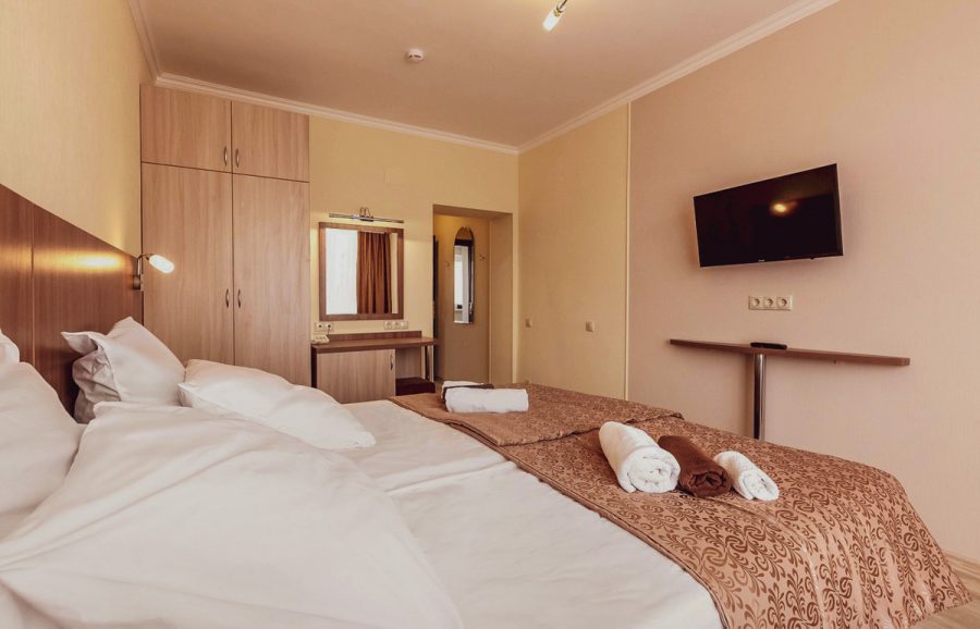 Номер двухместный твин дабл улучшенный в санатории Джинал в городе Кисловодске - фотография