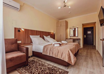 Номер двухместный твин дабл улучшенный в санатории Джинал в городе Кисловодске - фотография