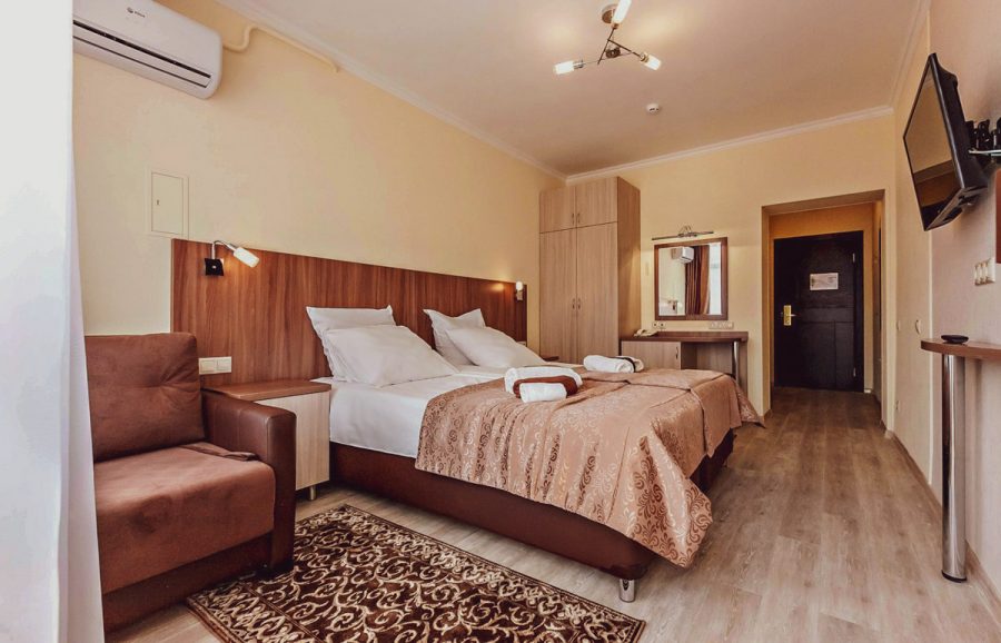 Номер двухместный твин дабл улучшенный в санатории Джинал в городе Кисловодске - фотография