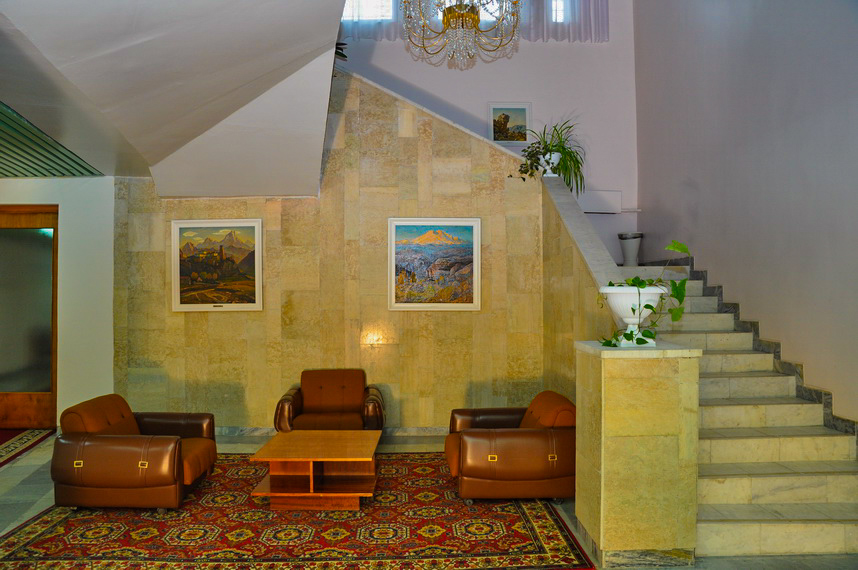 Холл в санатории Джинал в городе Кисловодске - фотография