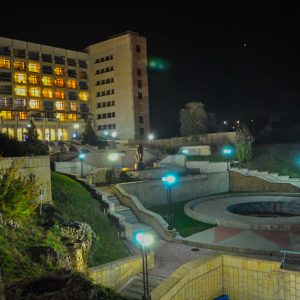 Санаторий Джинал в городе Кисловодске в ночное время - фотография