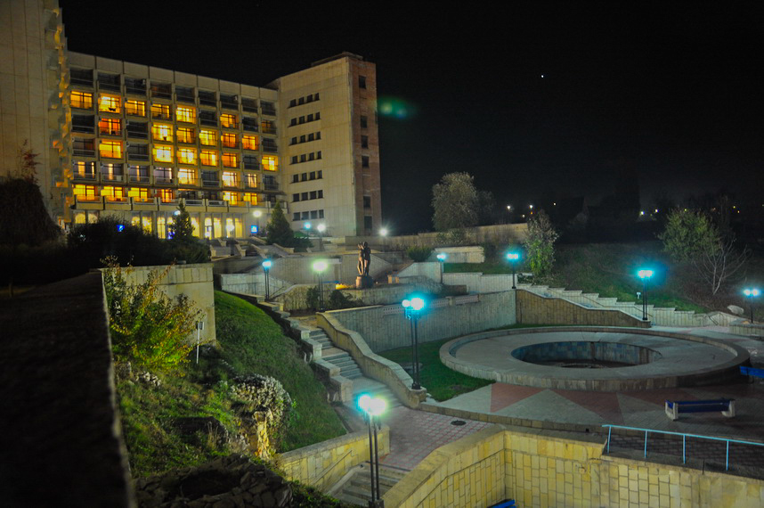 Санаторий Джинал в городе Кисловодске в ночное время - фотография