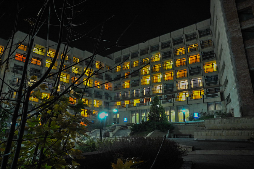 Санаторий Джинал в городе Кисловодске в ночное время - фотография