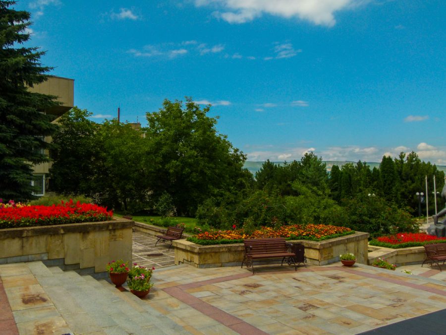 Территория в санатории Джинал в городе Кисловодске - фотография