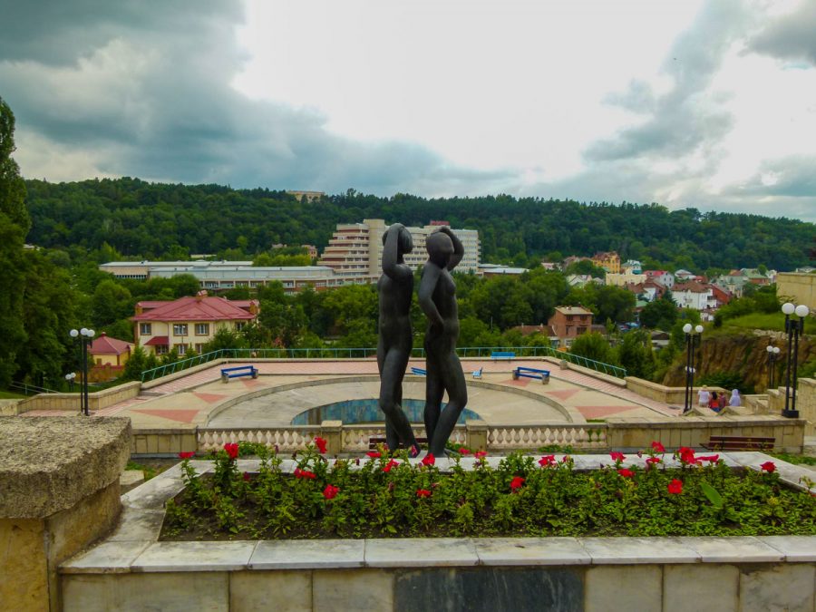 Статуя в санатории Джинал в городе Кисловодске - фотография