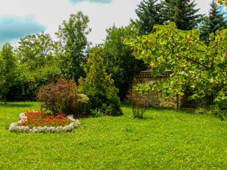 Территория в санатории Джинал в городе Кисловодске - фотография