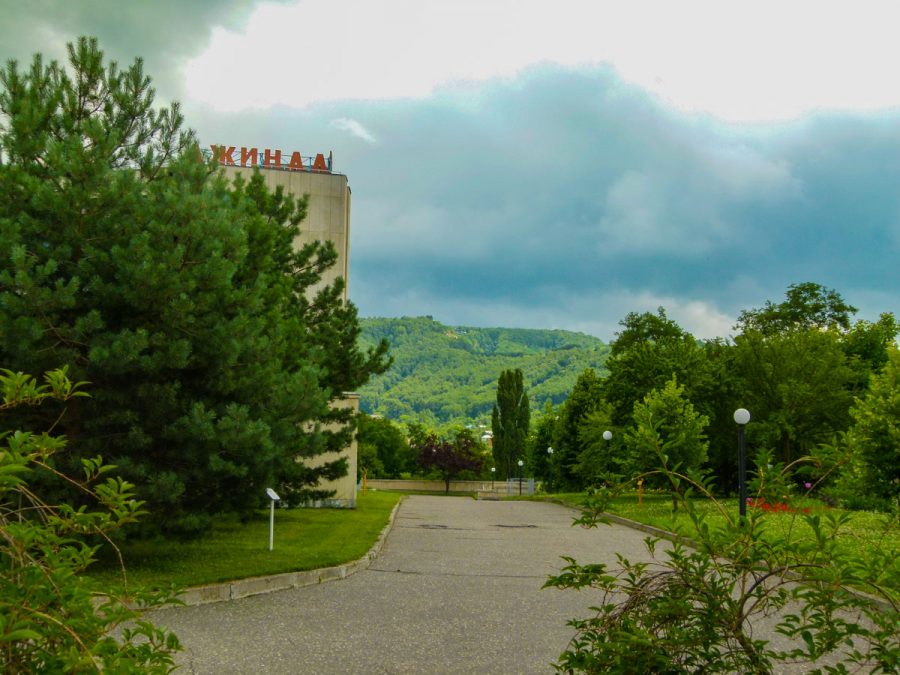 Территория в санатории Джинал в городе Кисловодске - фотография