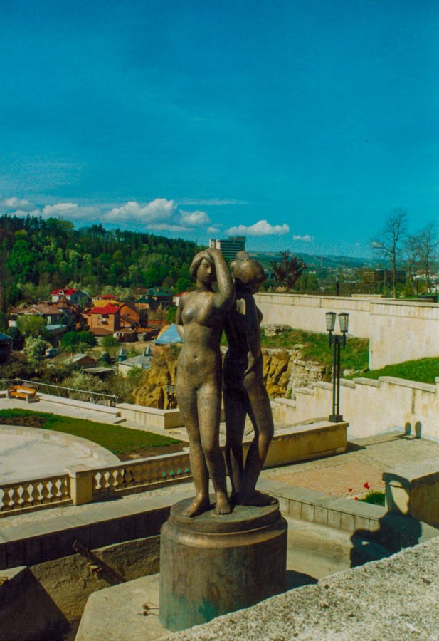 Статуя в санатории Джинал в городе Кисловодске - фотография