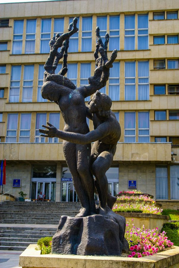 Статуя в санатории Джинал в городе Кисловодске - фотография