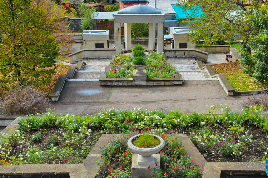 Территория в санатории Джинал в городе Кисловодске - фотография