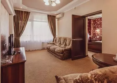 Номер двухместный двухкомнатный дабл премиум в санатории Джинал в городе Кисловодске - фотография