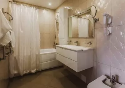 Номер двухместный двухкомнатный дабл премиум в санатории Джинал в городе Кисловодске - фотография