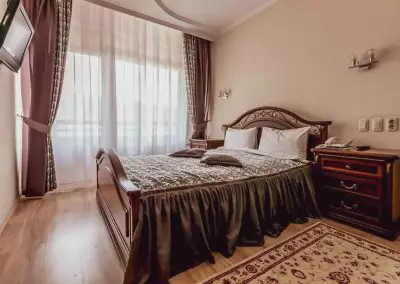 Номер двухместный двухкомнатный дабл премиум в санатории Джинал в городе Кисловодске - фотография