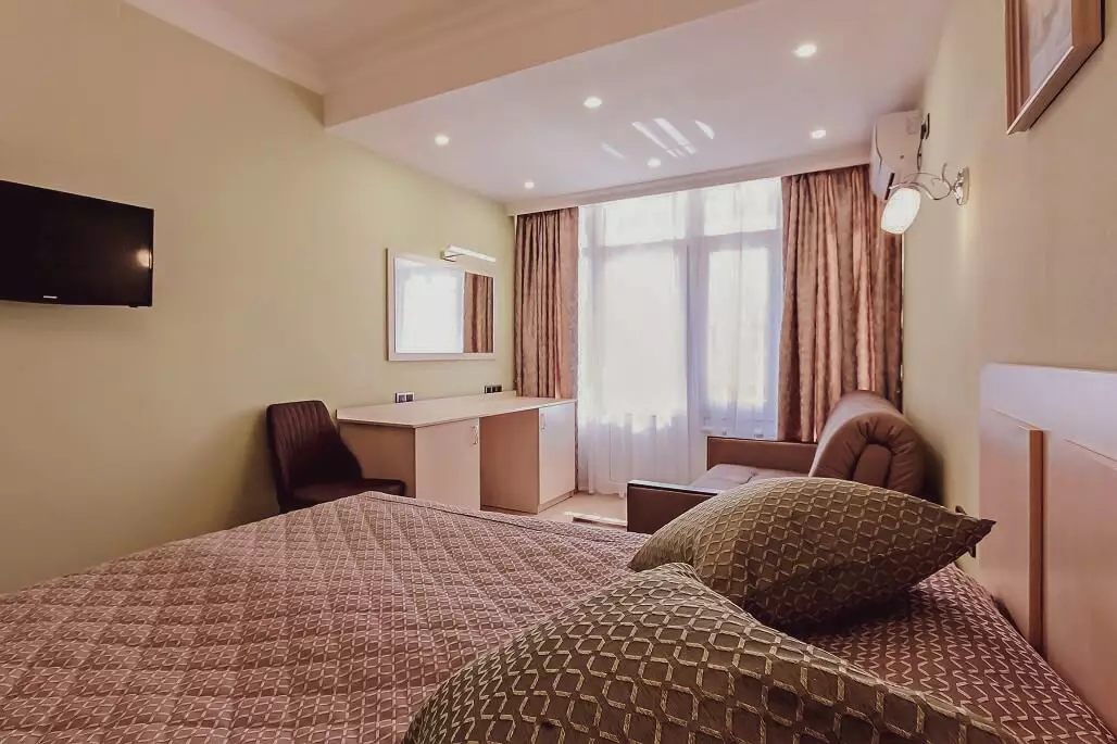 Номер двухместный дабл комфорт в санатории Джинал в городе Кисловодске - фотография