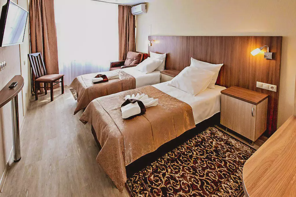 Номер двухместный твин дабл улучшенный в санатории Джинал в городе Кисловодске - фотография