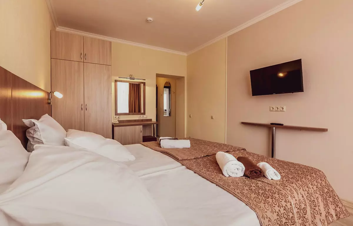 Номер двухместный твин дабл улучшенный в санатории Джинал в городе Кисловодске - фотография