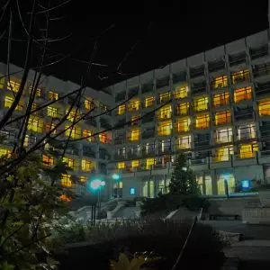 Санаторий Джинал в городе Кисловодске в ночное время - фотография